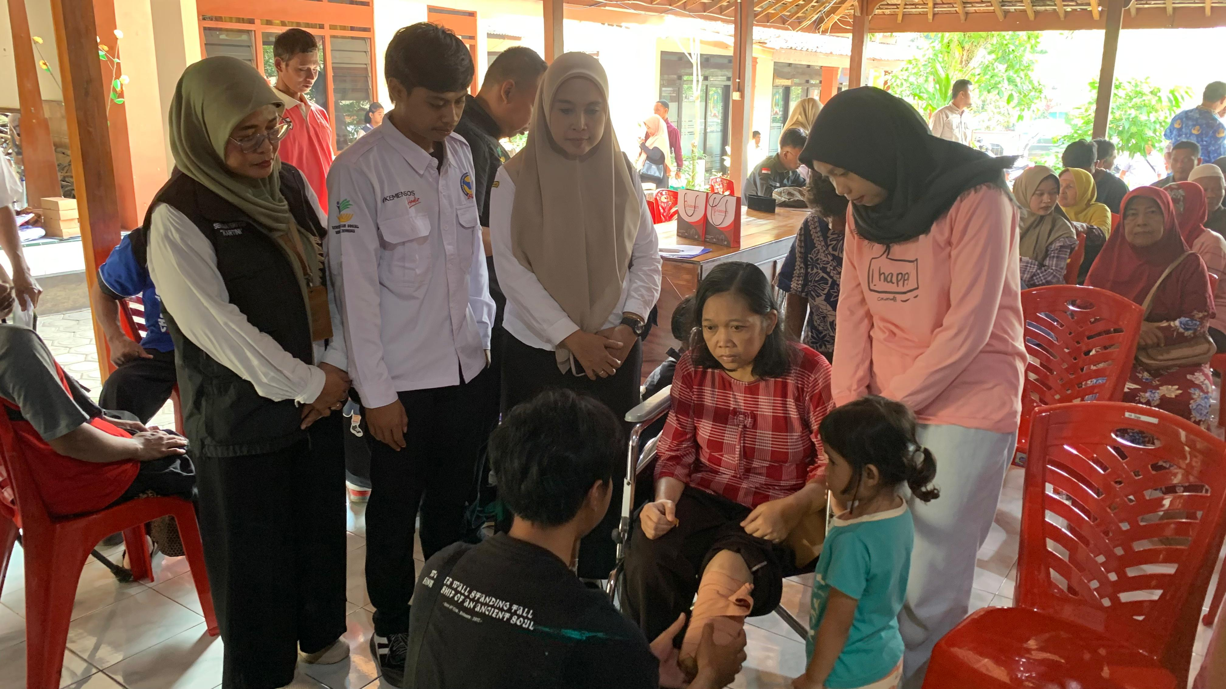 KASI KESOS KEPOLOREJO FASILITASI WARGA TERIMA BANTUAN ATENSI