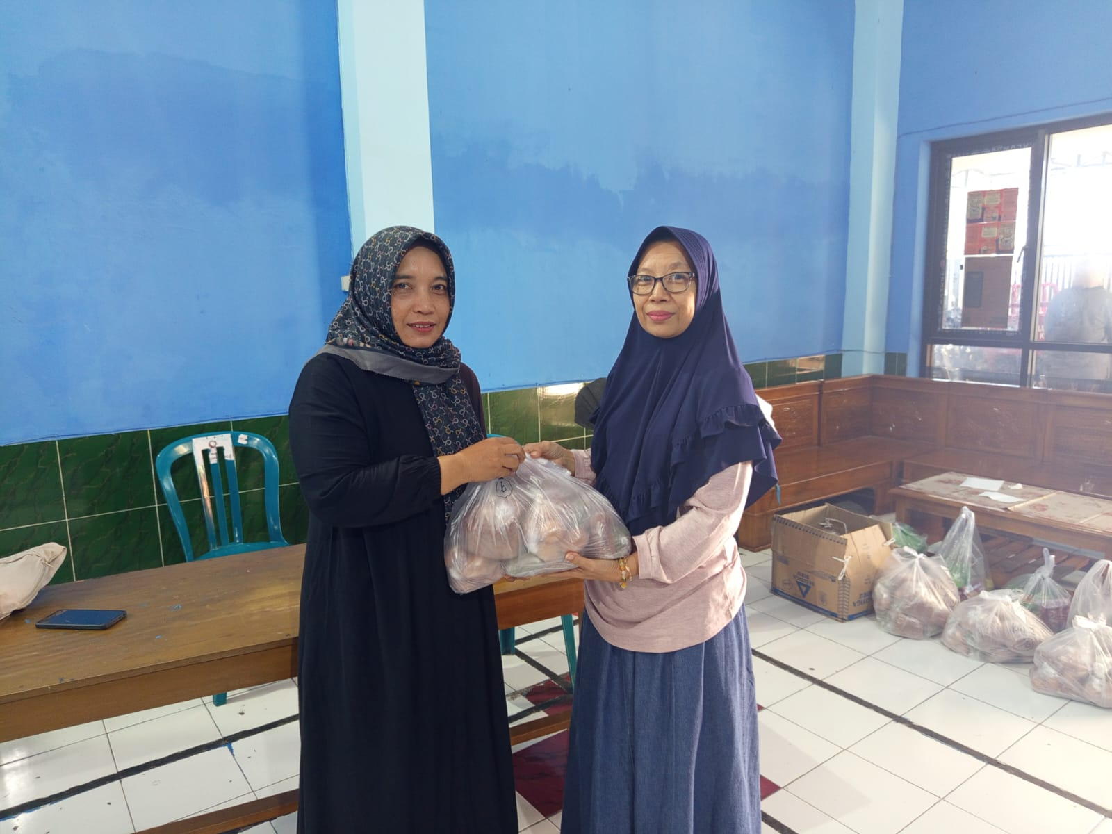 KETUA TP PKK KEPOLOREJO BERSAMA KADER BERIKAN PMT